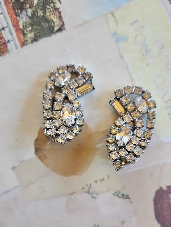 Jewelry - La Rel Vintage Silver tone clear rhinestone clip on earrings Massive Sparkle